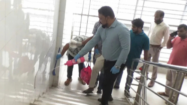 ঝাড়ু হাতে হাসপাতাল পরিষ্কারে নামলেন আরএমও