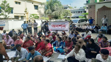 অনশনে বসেছেন চসিকের স্বাস্থ্যকর্মীরা, বন্ধ স্বাস্থ্যকেন্দ্র